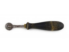 Antik kisméretű szabásminta jelölő 13.5 cm