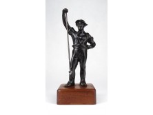 Régi fémöntő munkás bronzírozott szobor talapzaton 22.5 cm