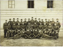 Antik katonai fotográfia csoportkép a katonák aláírásával 17 x 23 cm