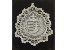 Nagyméretű címeres halasi csipke ezüst színű keretben 51 x 43 cm
