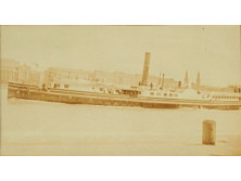 Antik keretezett fotográfia : Hildegard gőzhajó a Vigadó előtt 1905