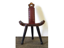 Régi kisméretű faragott háromlábú szék