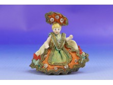 Antik miniatűr porcelán népviseletes baba