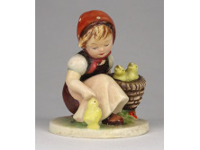 Antik TMK 1 csibét etető kislány Hummel porcelán figura