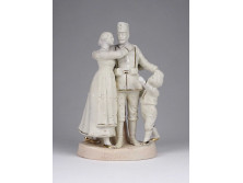 Antik I. világháborús biszkvit porcelán, családjához hazatérő katona figura 15 cm